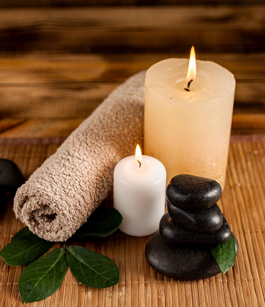 Warmes Handtuch und Kerze – Symbol für Pflege und Entspannung bei Ningshen Thai Massage in Essen-Kettwig